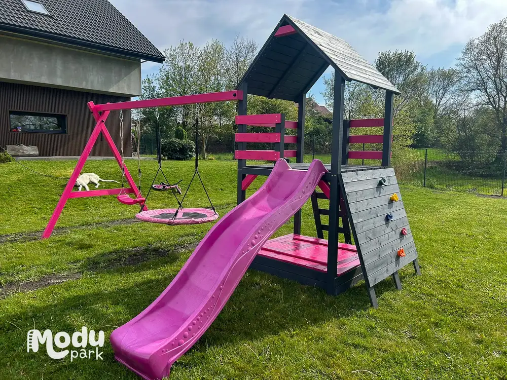 Detal drewnianego domku ze zjeżdżalnią i huśtawką ModuPark — zadaszona wieża z belek C24, drabinka i ślizg