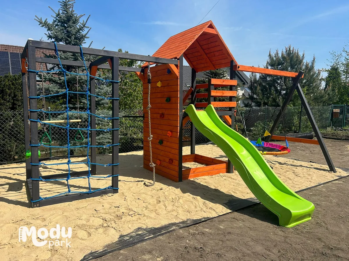 Duży drewniany modułowy plac zabaw ModuPark z wieżą, ścianką wspinaczkową i zjeżdżalnią w ogrodzie