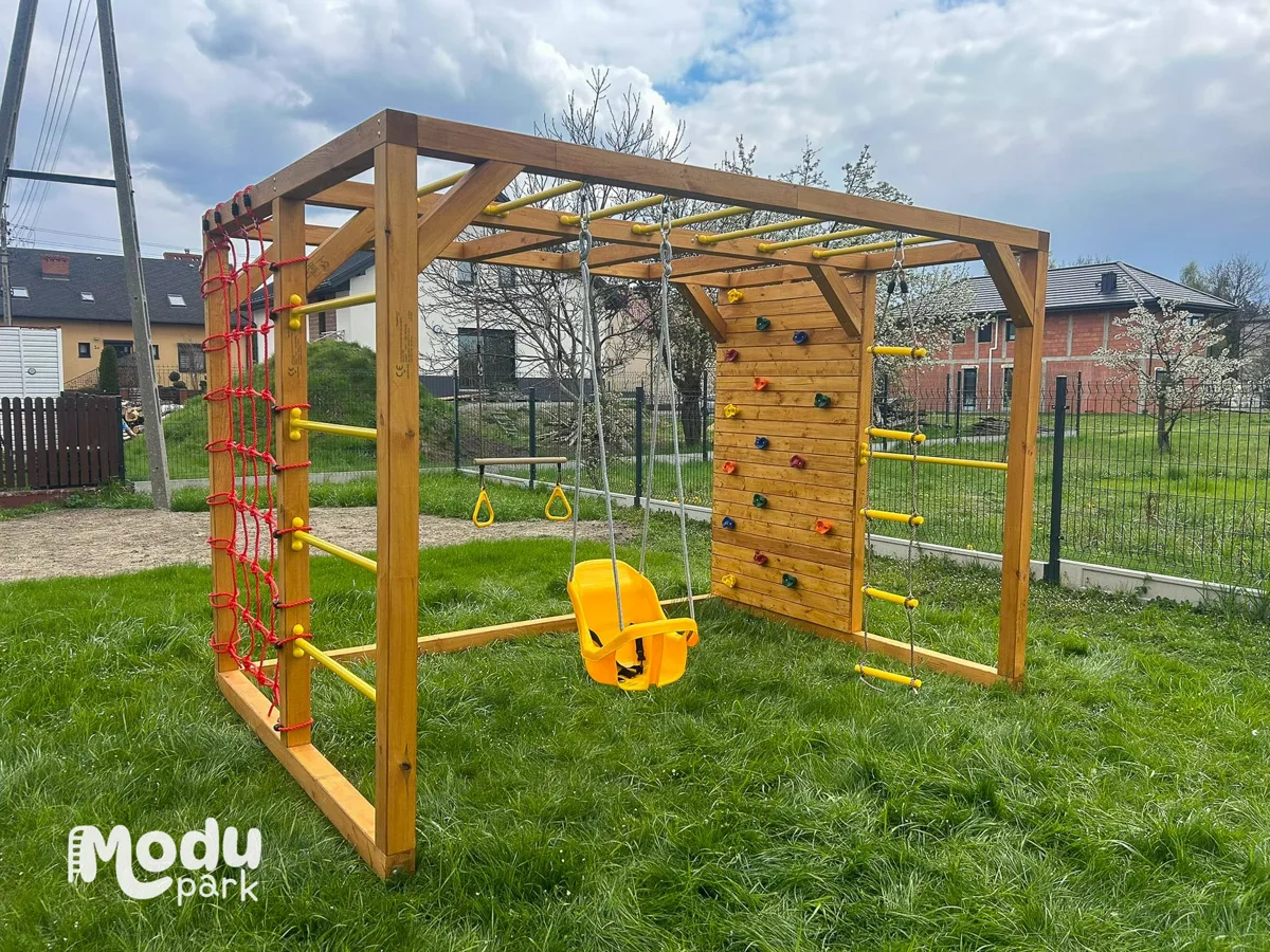 Drewniany zestaw sprawnościowy ModuPark z belek 90x90 mm w ogrodzie klienta — siatka, drążki i huśtawka