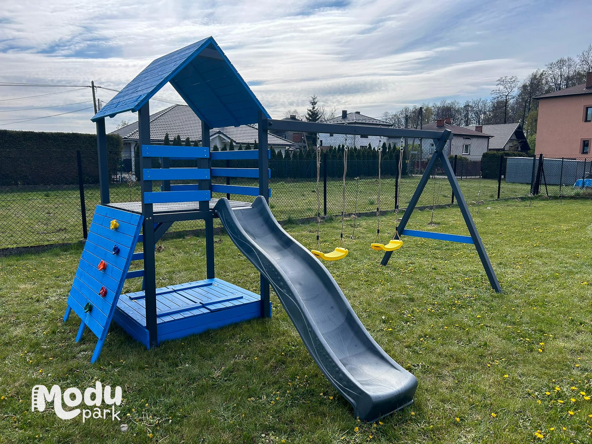 Drewniany plac zabaw ModuPark PINOKIO w przydomowym ogrodzie — konstrukcja z drewna klejonego wymagająca corocznej konserwacji